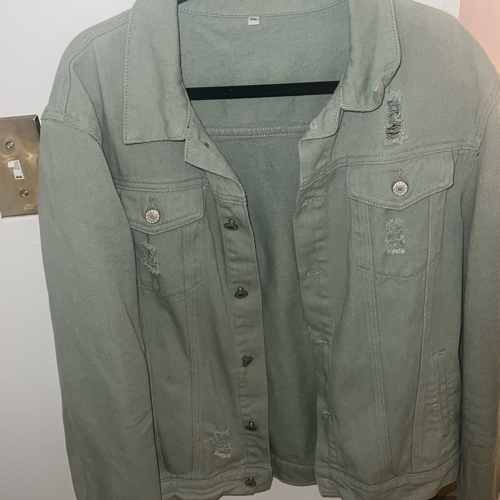 Green Jean Jacket with Classic Collar and Button-Up Style